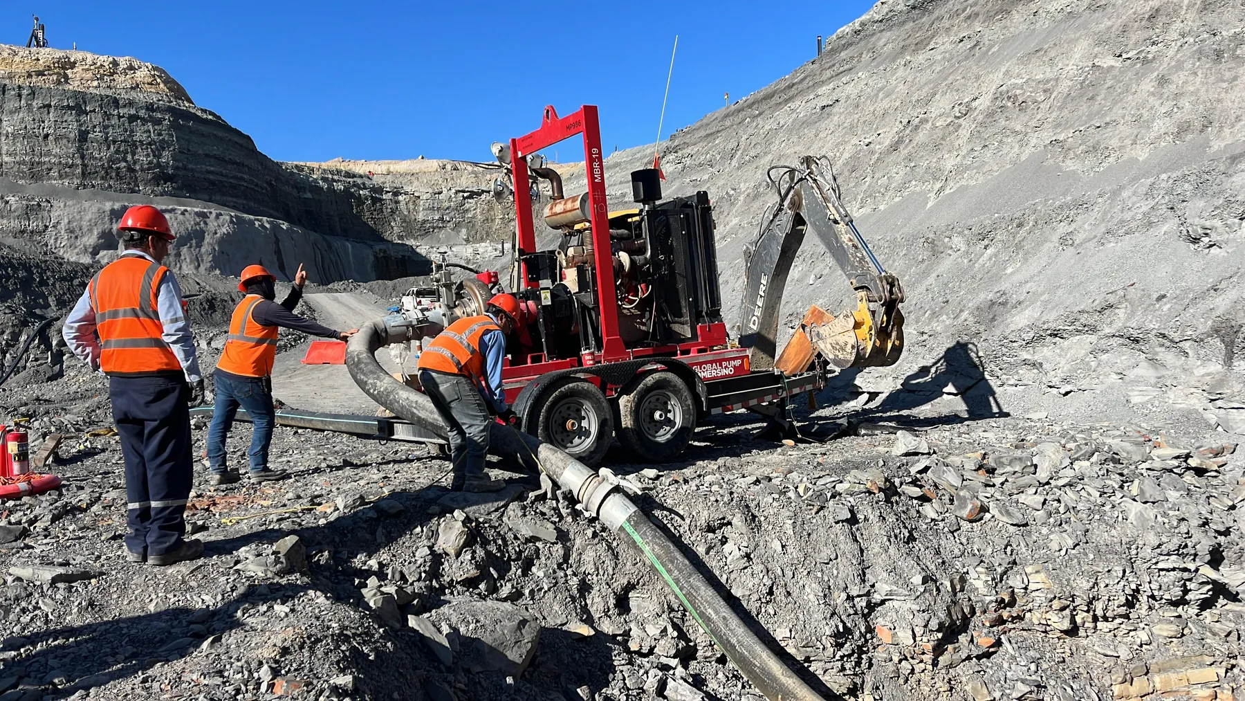 Personal de E&P Mining operando un equipo de bombeo en la mina